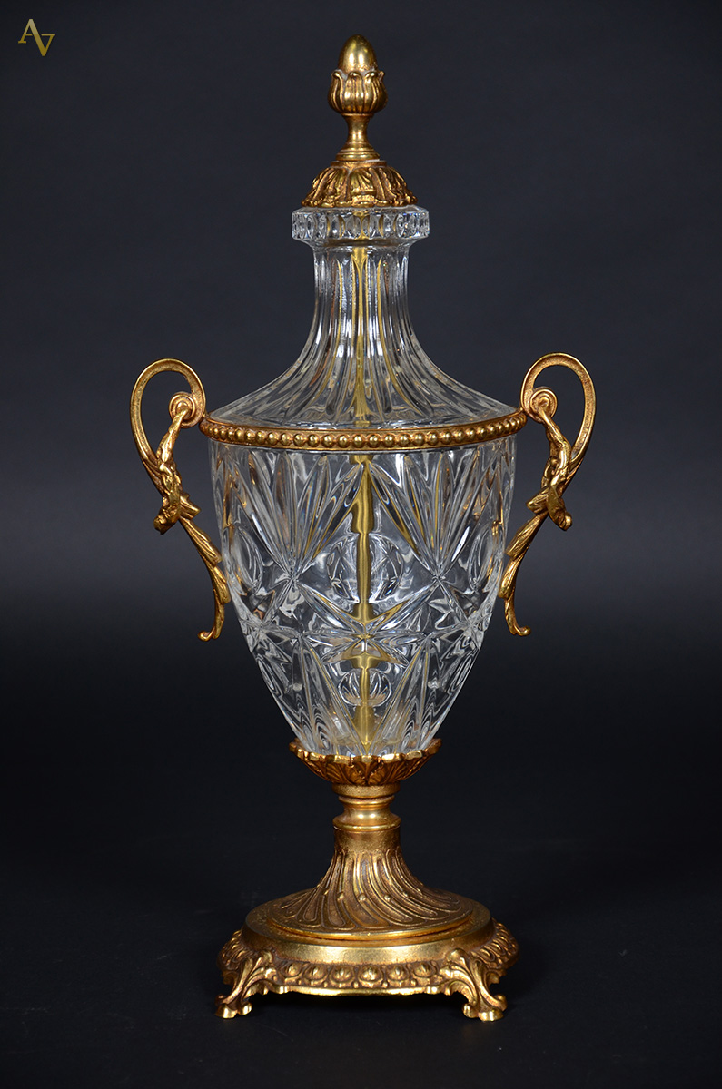 Ânfora de cristal lapidado com guarnição de metal dourado - Altura 47...