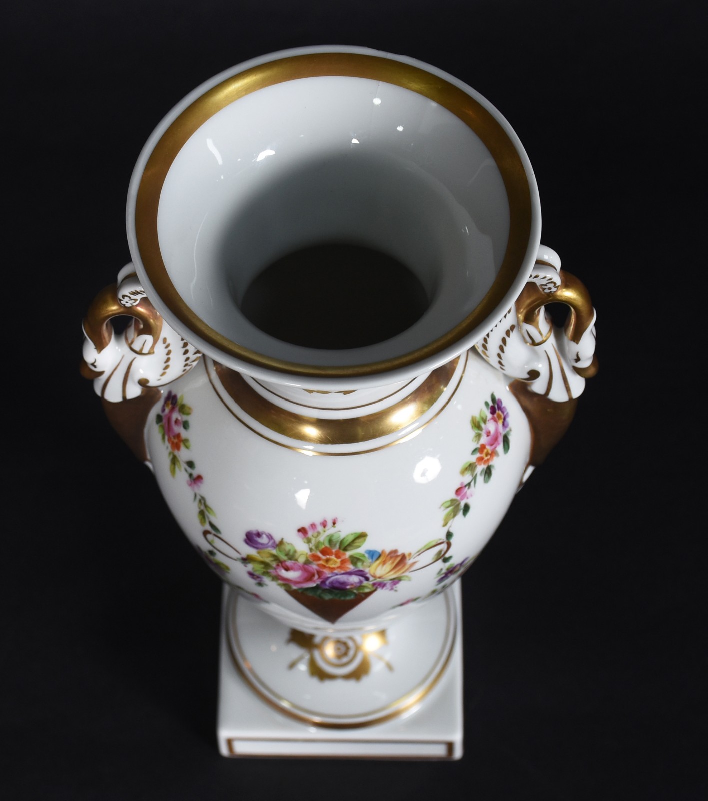 Vaso de porcelana portuguesa Vista Alegre com flores em policromia e... - foto 3 de 6