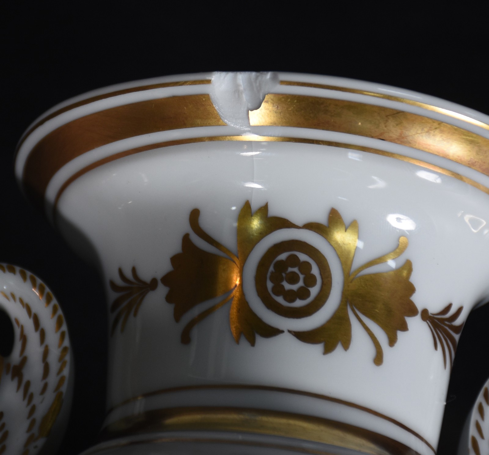 Vaso de porcelana portuguesa Vista Alegre com flores em policromia e... - foto 4 de 6