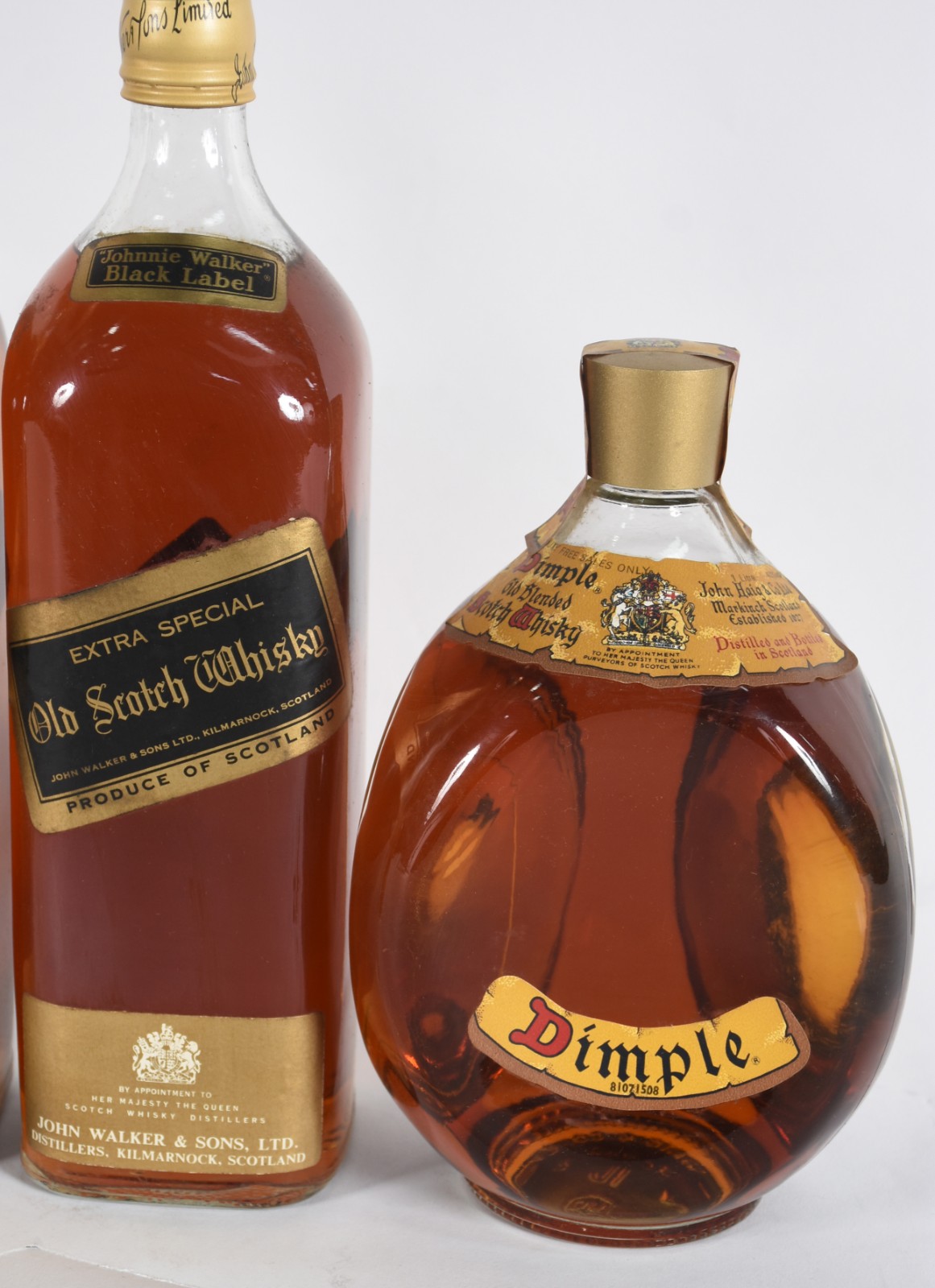 Cinco garrafas de Whisky sendo, 3 Black Label, 1 Chivas Regal e 1... - foto 2 de 6
