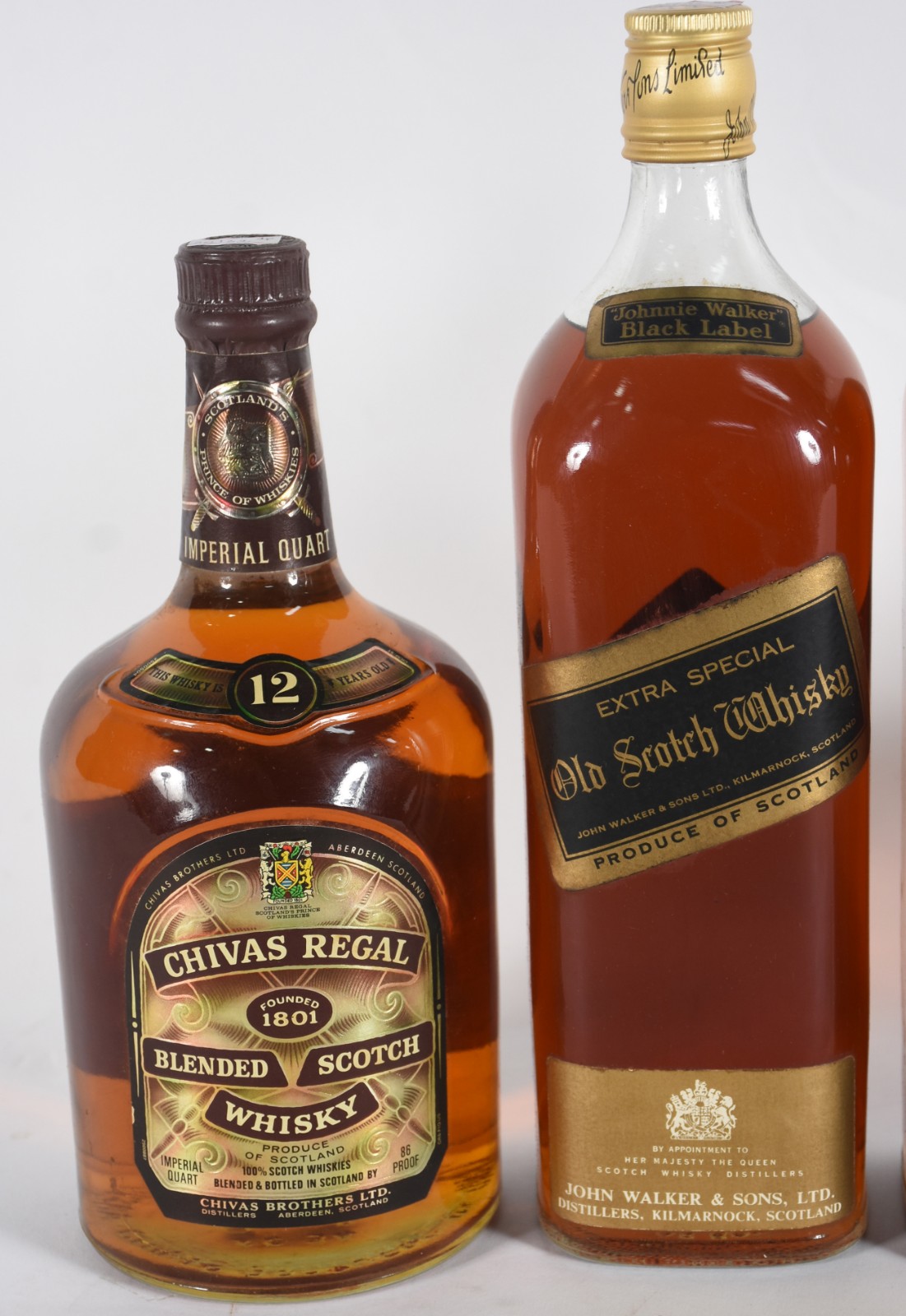 Cinco garrafas de Whisky sendo, 3 Black Label, 1 Chivas Regal e 1... - foto 3 de 6