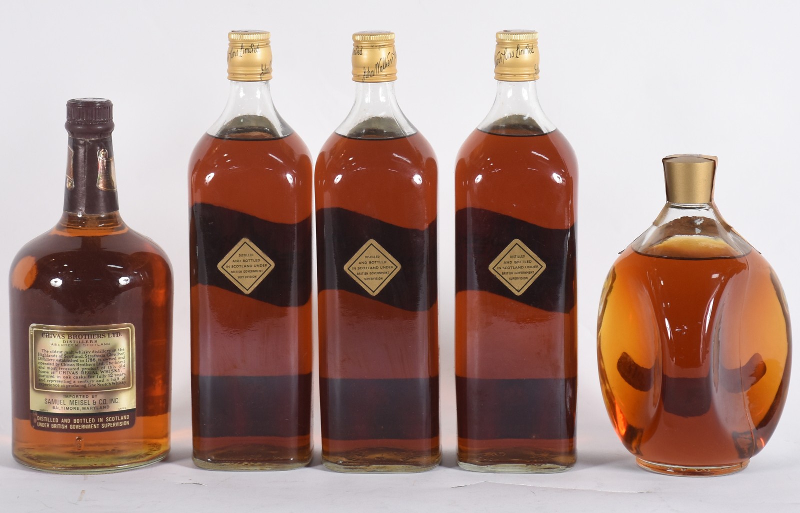 Cinco garrafas de Whisky sendo, 3 Black Label, 1 Chivas Regal e 1... - foto 4 de 6