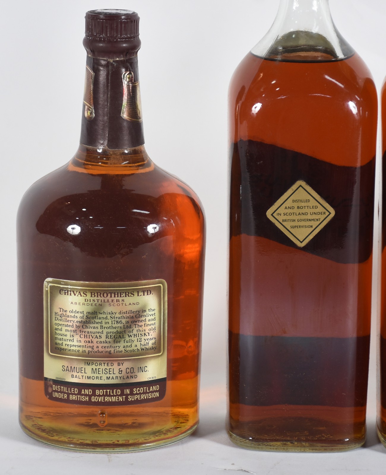 Cinco garrafas de Whisky sendo, 3 Black Label, 1 Chivas Regal e 1... - foto 5 de 6