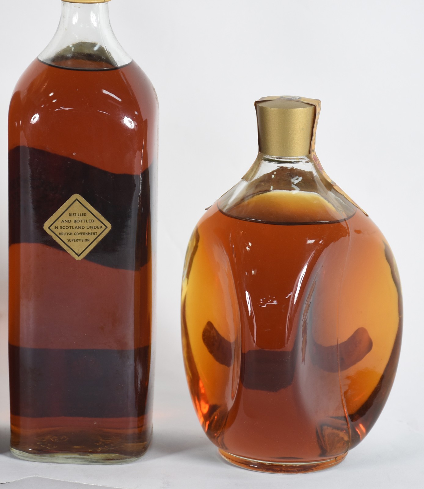 Cinco garrafas de Whisky sendo, 3 Black Label, 1 Chivas Regal e 1... - foto 6 de 6