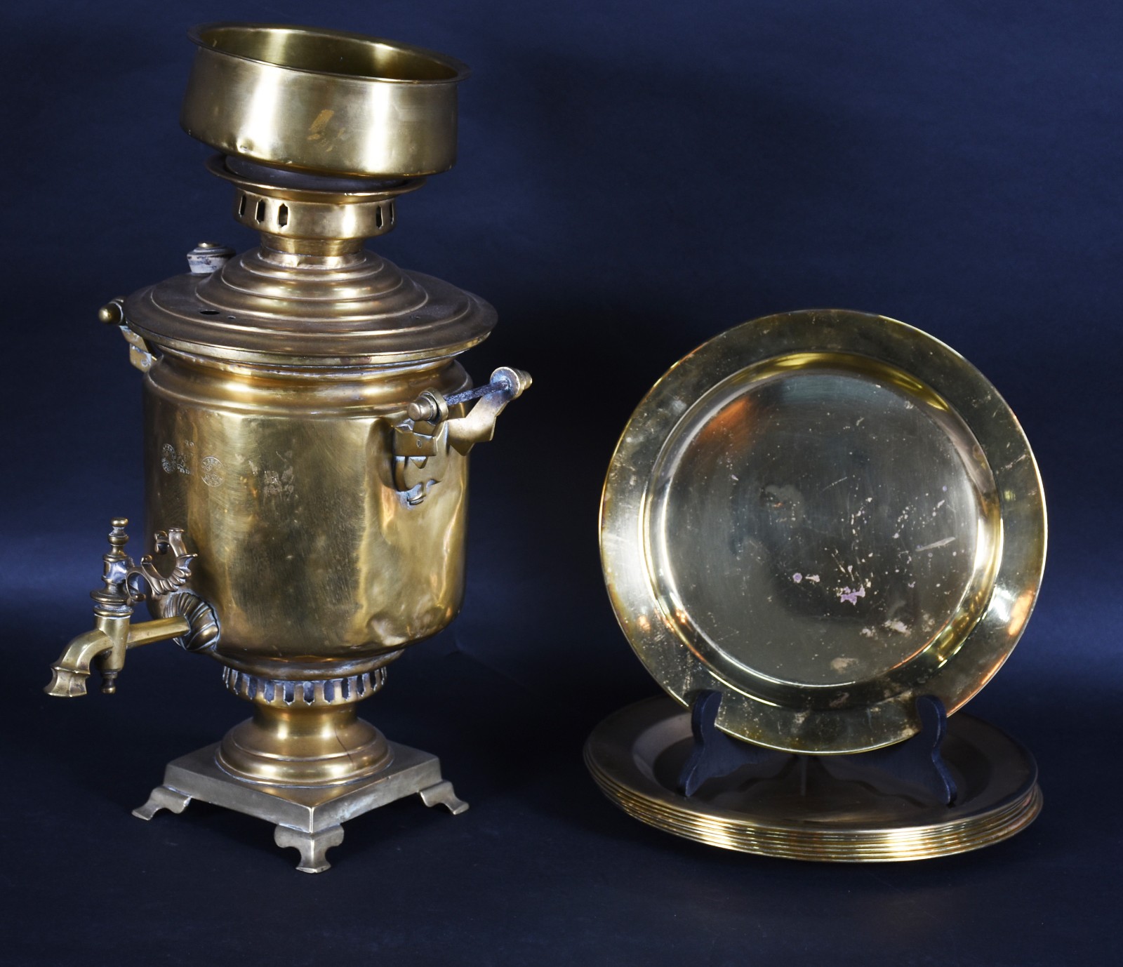 Diversas peças, sendo: Samovar de metal dourado (com amassados) e 9... - foto 1 de 6