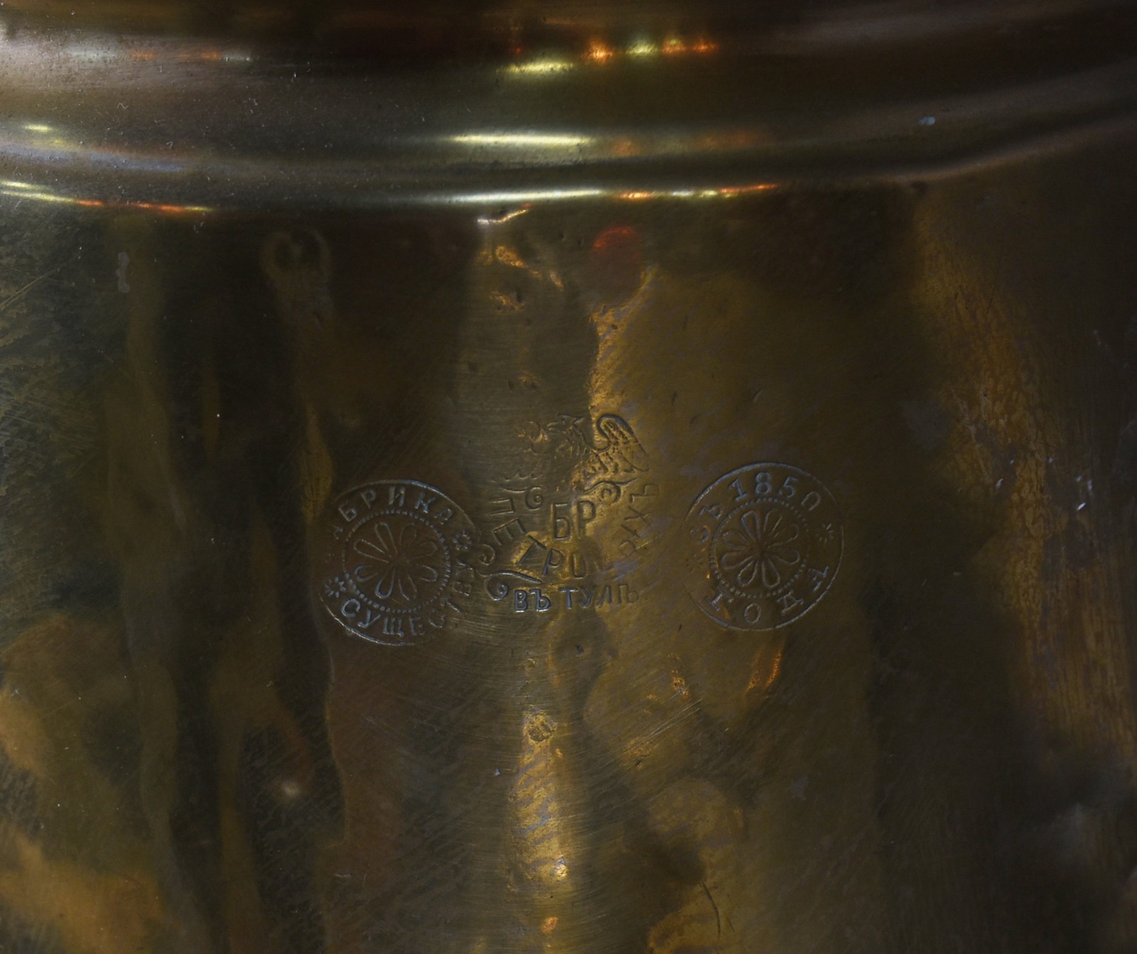 Diversas peças, sendo: Samovar de metal dourado (com amassados) e 9... - foto 2 de 6