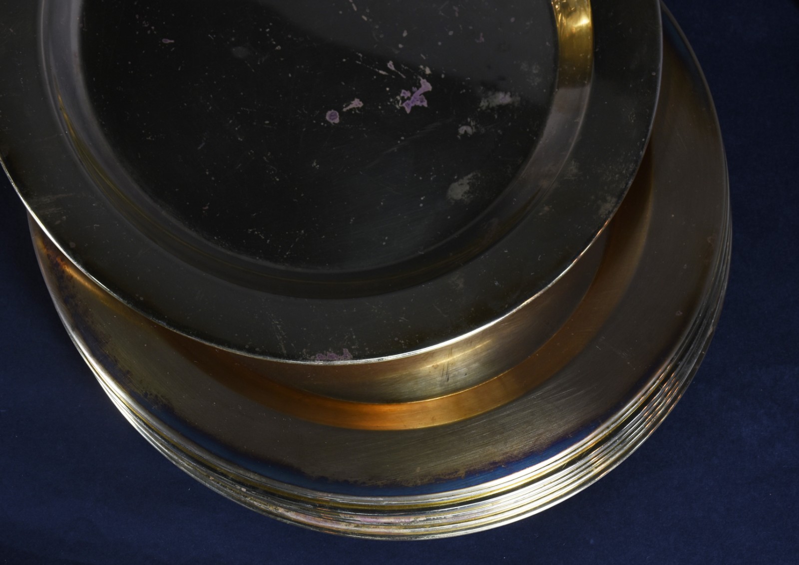 Diversas peças, sendo: Samovar de metal dourado (com amassados) e 9... - foto 4 de 6