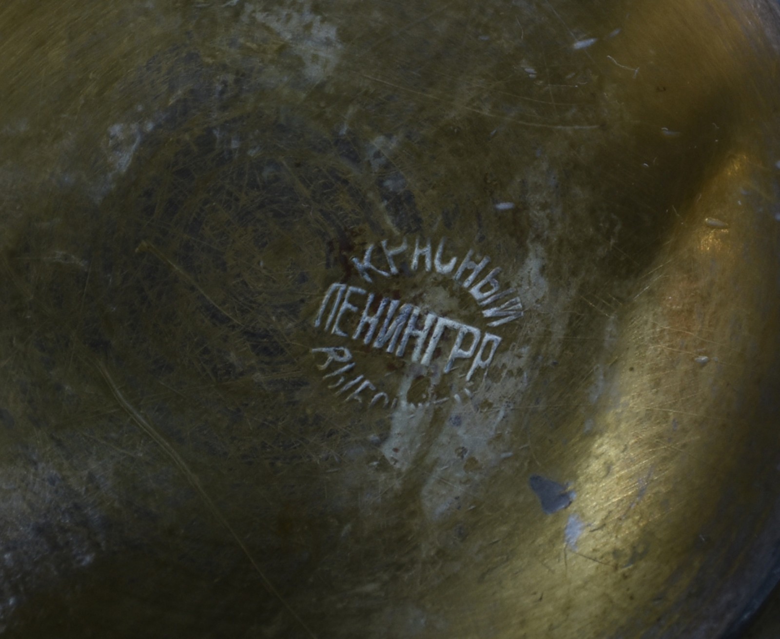 Diversas peças, sendo: Samovar de metal dourado (com amassados) e 9... - foto 5 de 6