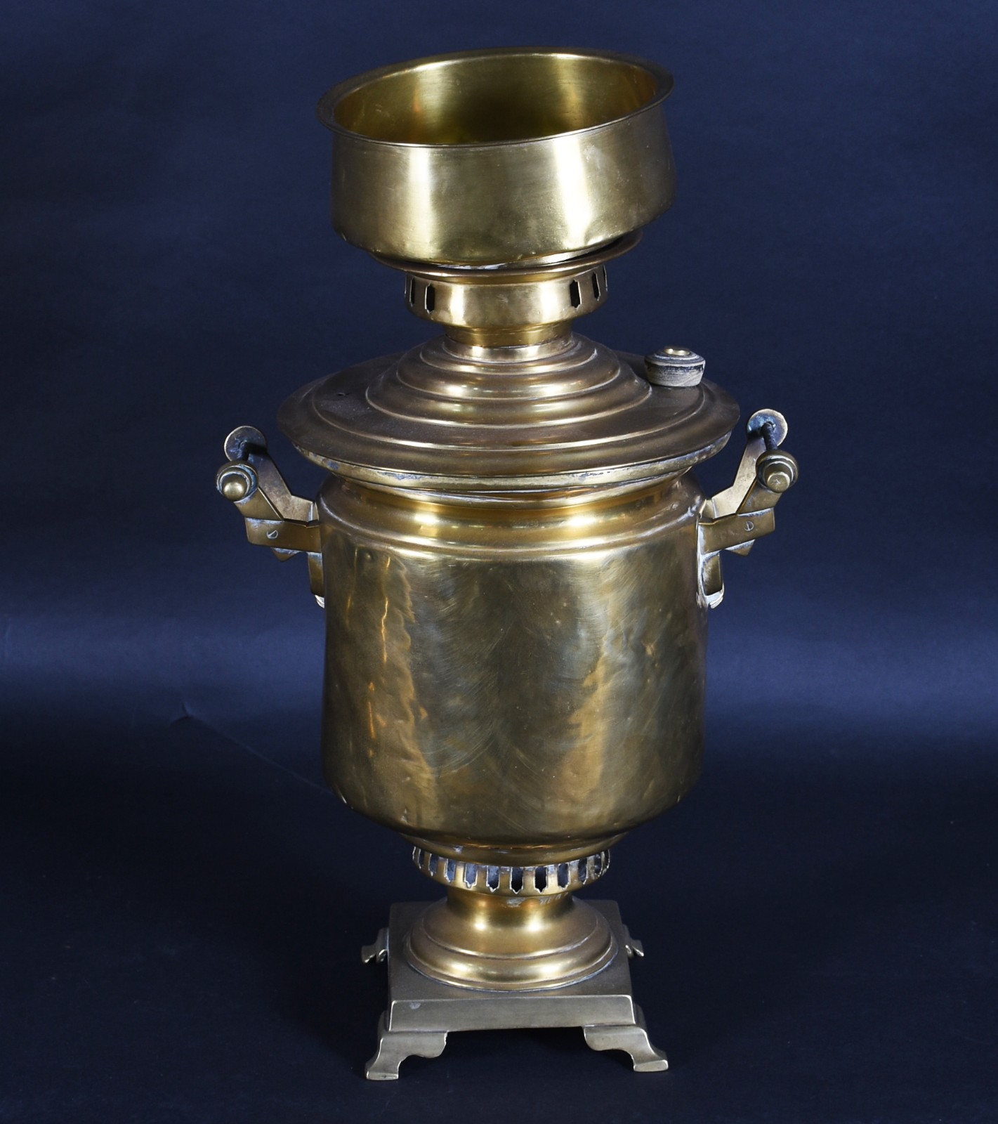 Diversas peças, sendo: Samovar de metal dourado (com amassados) e 9... - foto 6 de 6