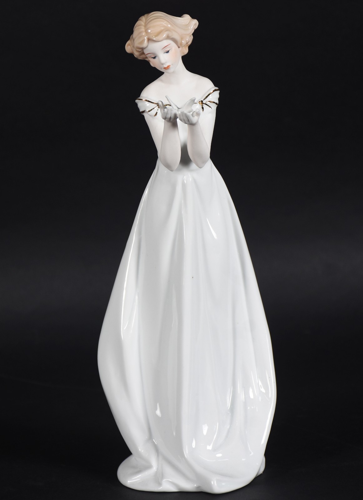 Escultura de porcelana representando dama com borboleta. - foto 1 de 4