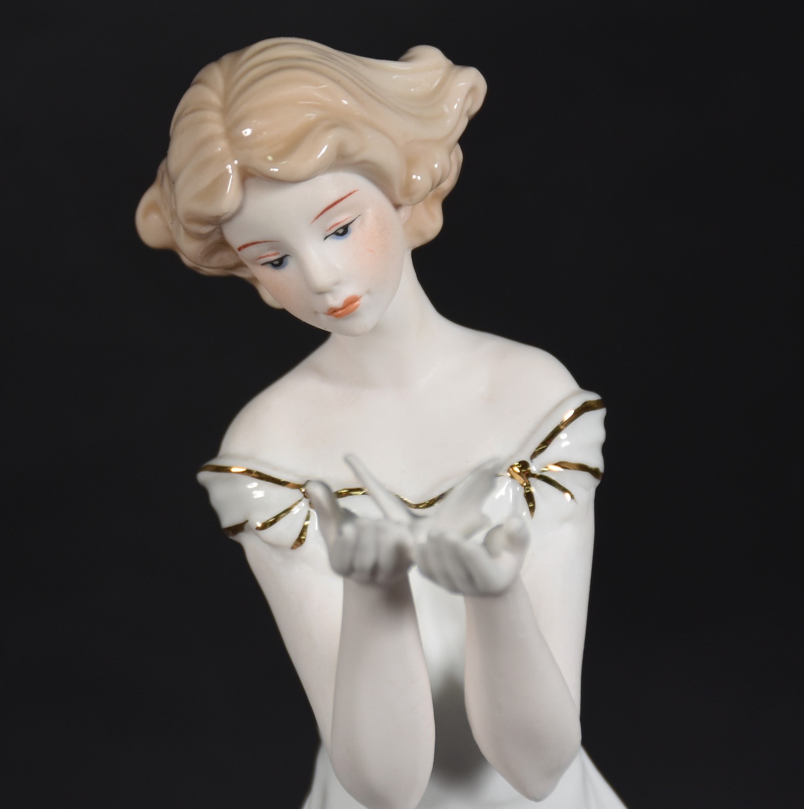 Escultura de porcelana representando dama com borboleta. - foto 2 de 4