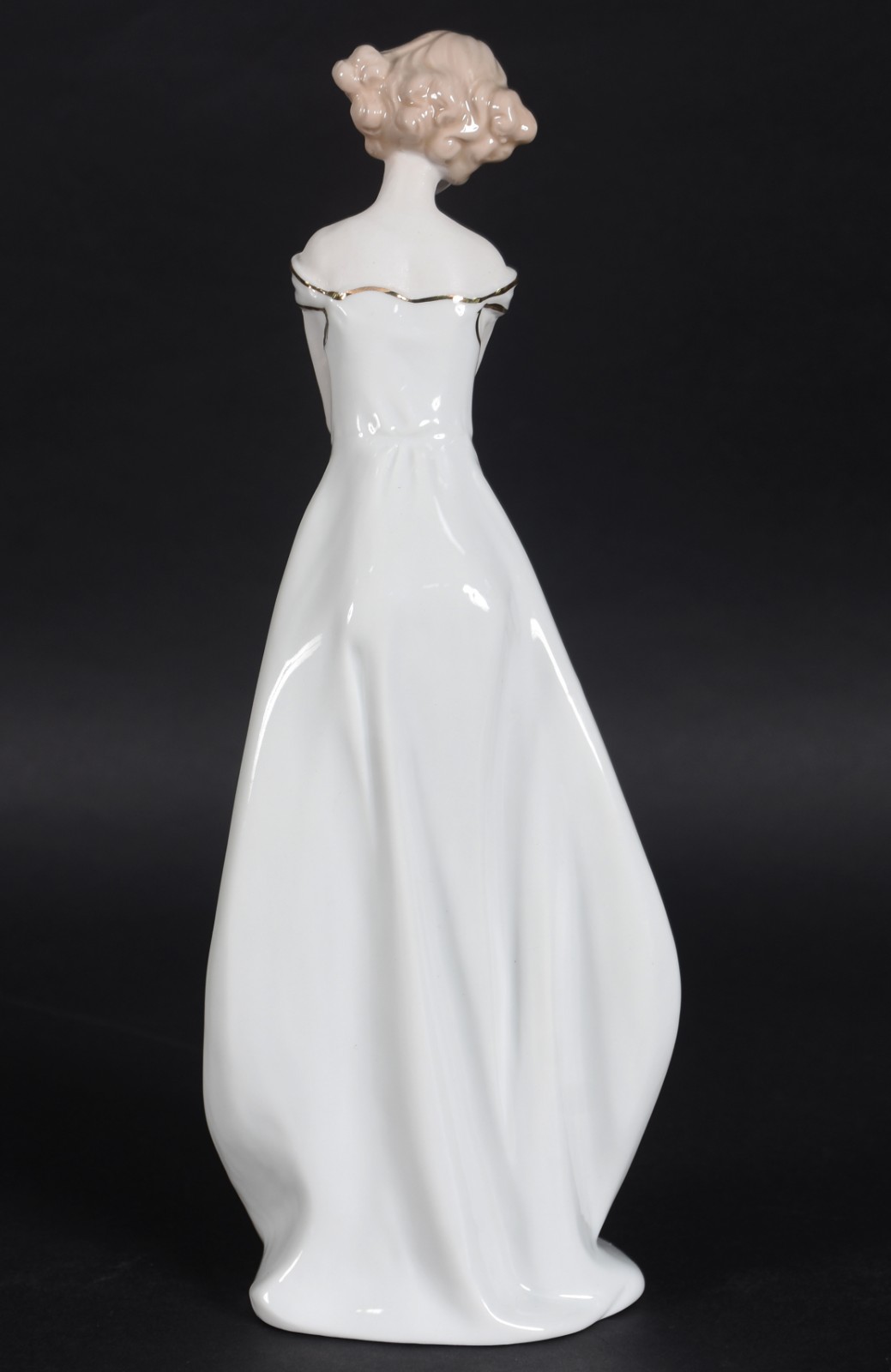 Escultura de porcelana representando dama com borboleta. - foto 3 de 4