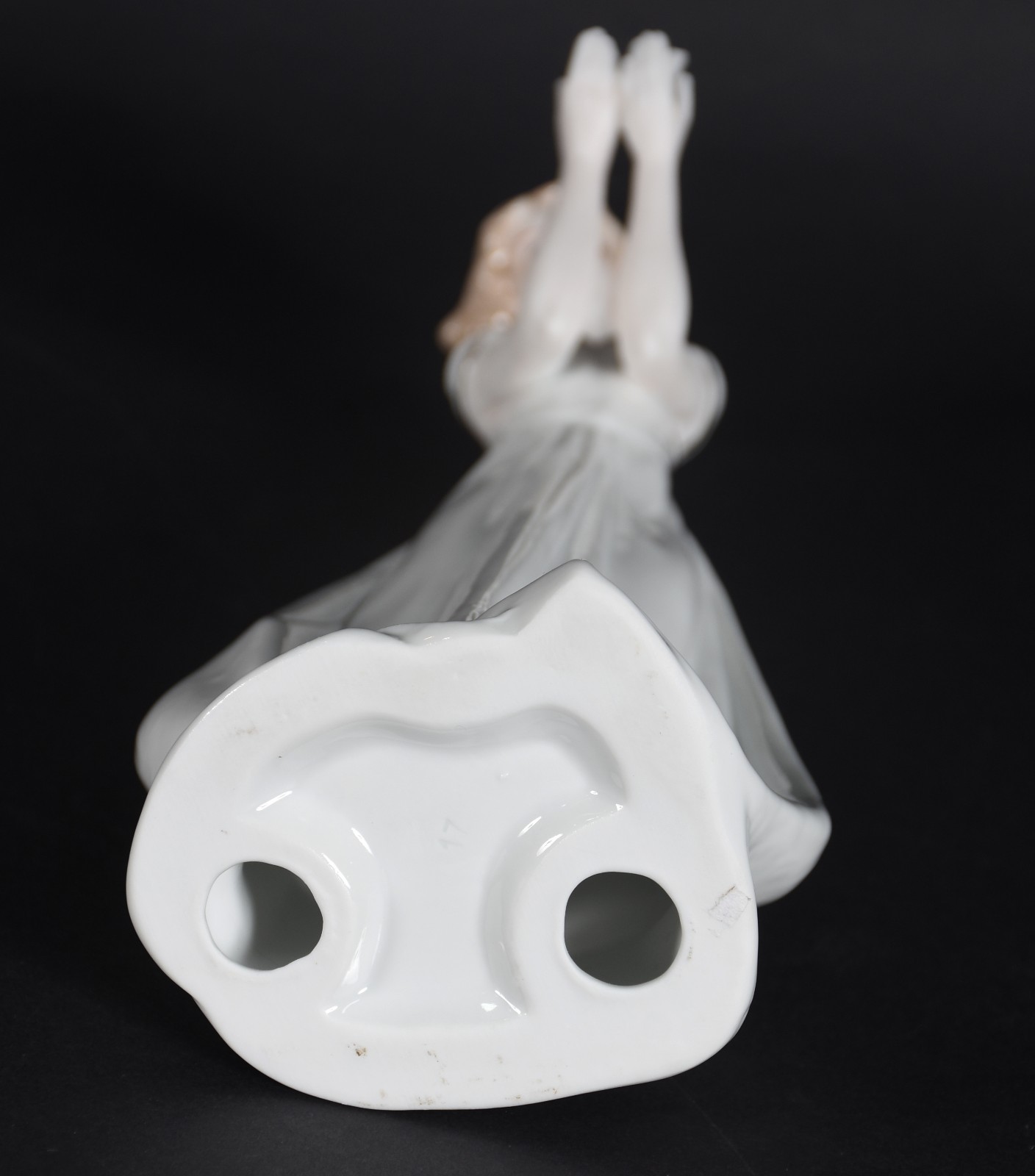 Escultura de porcelana representando dama com borboleta. - foto 4 de 4