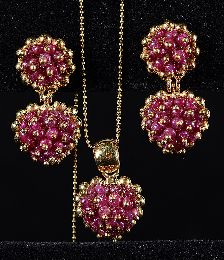 Conjunto de brincos e pendantil de ouro 18k com rubi lilas