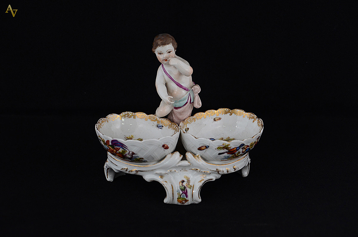Grupo escultório de porcelana européia representando Cupido com... - foto 1 de 3
