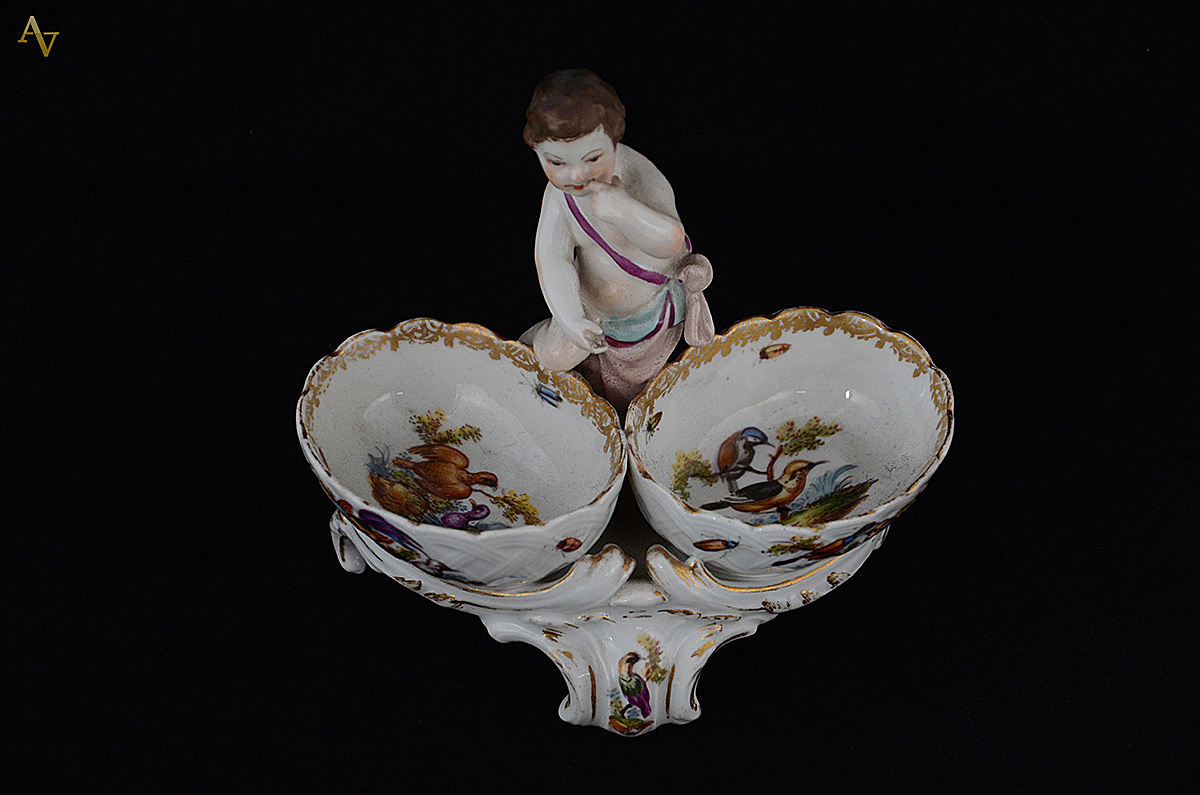 Grupo escultório de porcelana européia representando Cupido com... - foto 2 de 3
