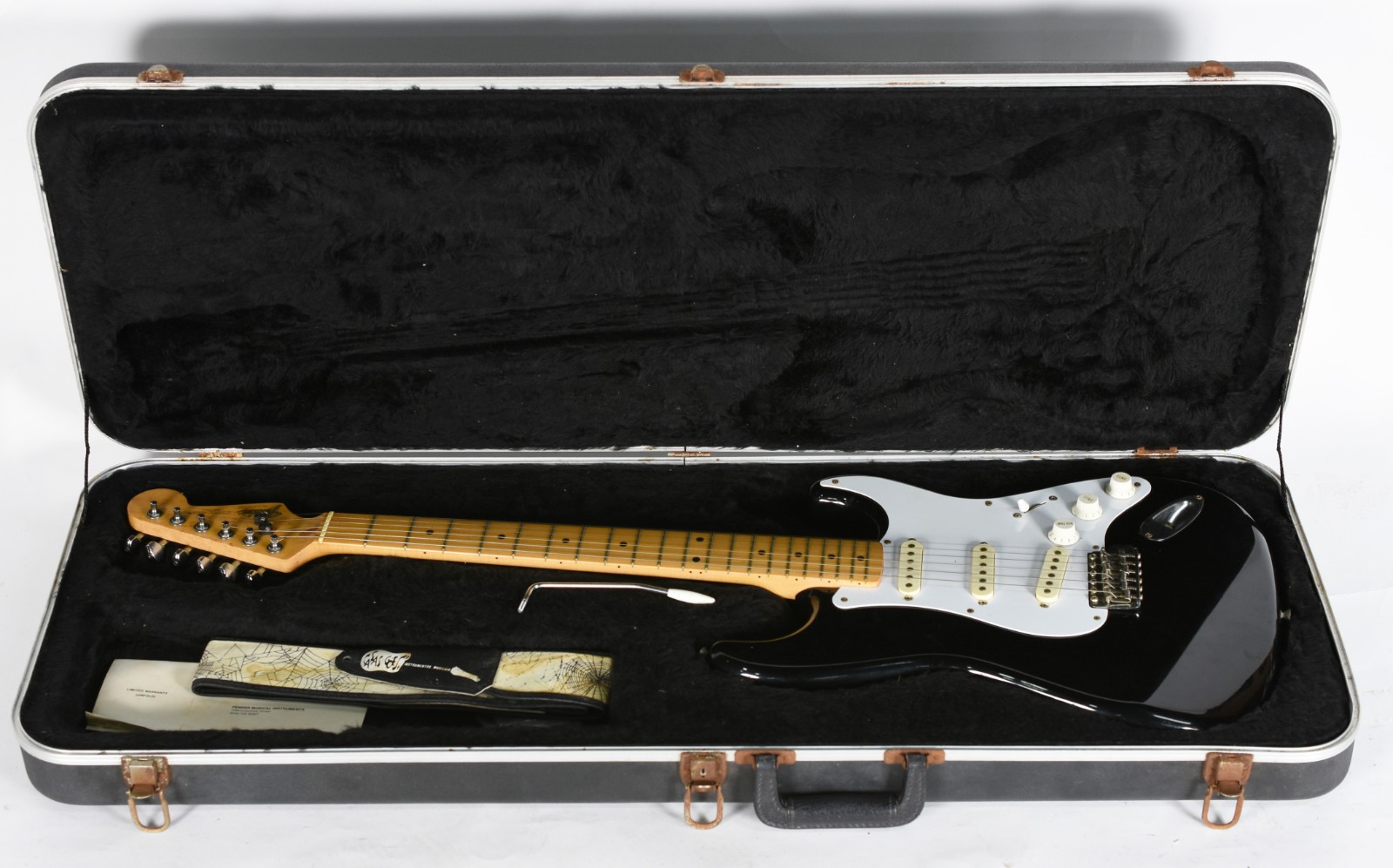 Guitarra Fender fabricada no Japão, no estojo. - foto 6 de 6