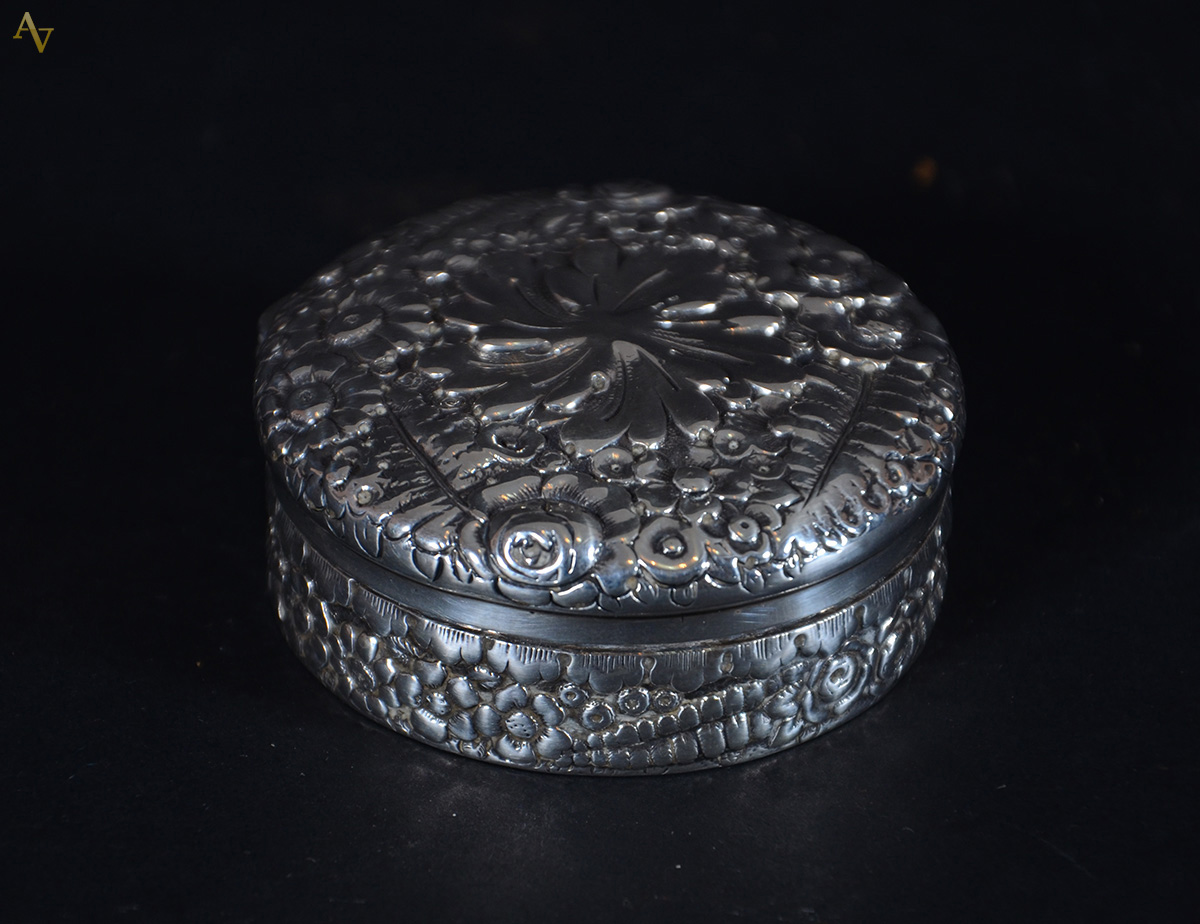 TIFFANY & CO - Pequena caixa de prata STERLING, trabalhada com flores... - foto 1 de 2