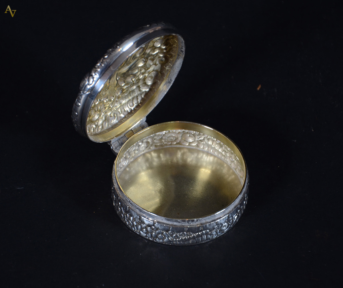 TIFFANY & CO - Pequena caixa de prata STERLING, trabalhada com flores... - foto 2 de 2