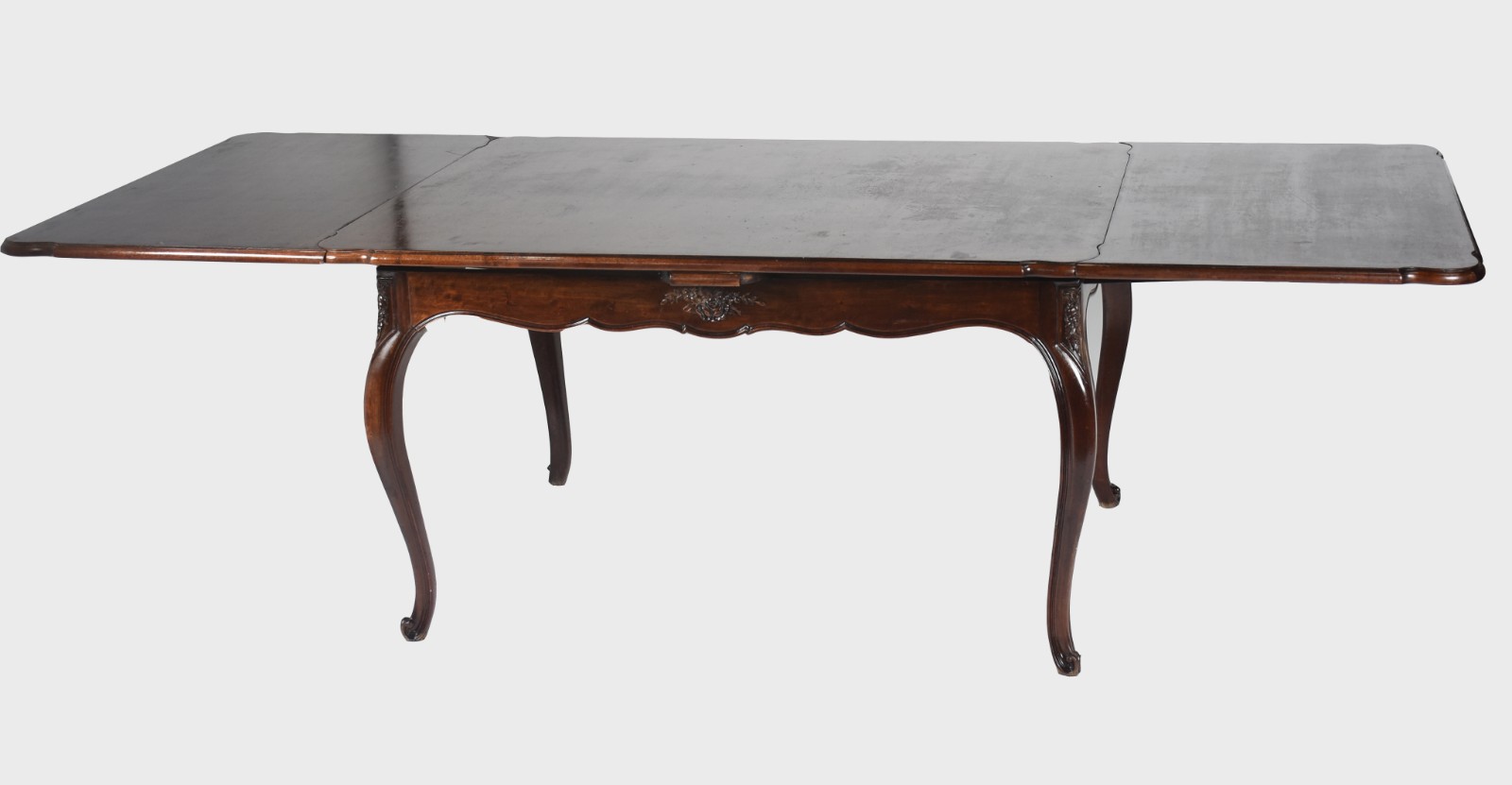 Mesa de jantar de madeira nobre com 10 cadeiras, sendo 2 com braços... - foto 4 de 10