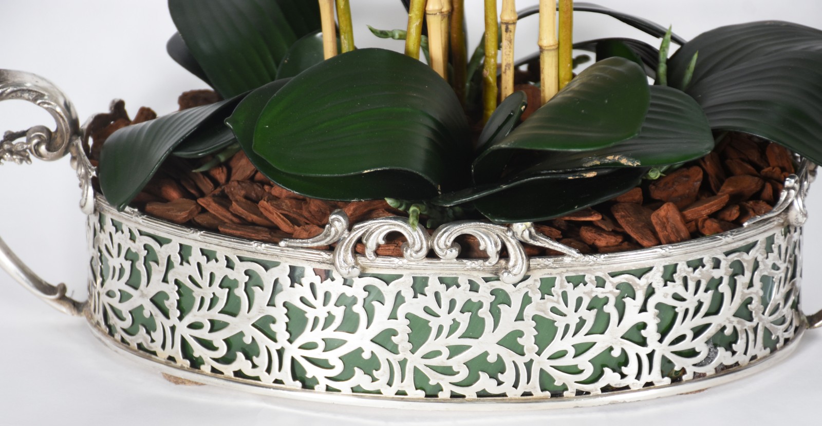 Cachepot com banho de prata com composição de orquídeas permanentes. - foto 3 de 4