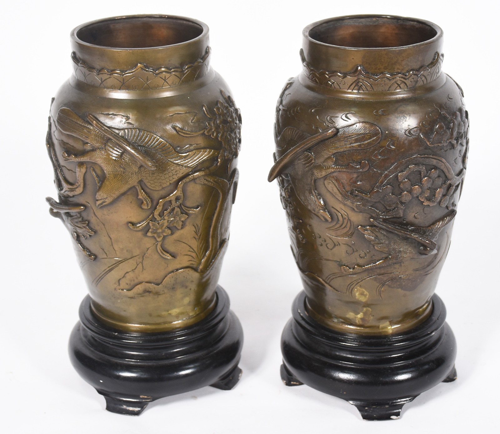 Par de vasos de bronze oriental com aves e folhagens em relevo, bases... - foto 1 de 6
