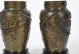 Par de vasos de bronze oriental com aves e folh... - Par de vasos de bronze oriental com aves e folhagens em relevo, bases de madeira.
