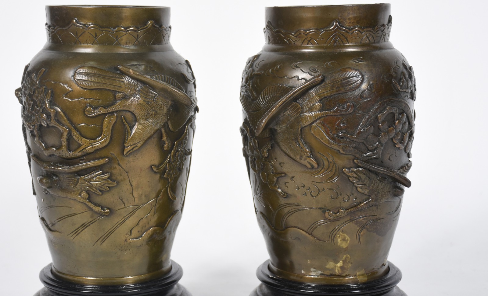 Par de vasos de bronze oriental com aves e folhagens em relevo, bases... - foto 3 de 6