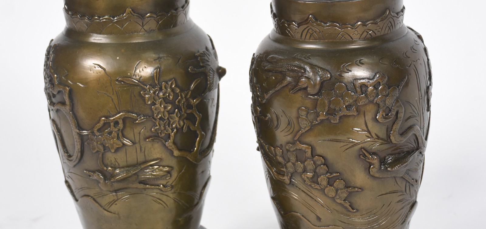 Par de vasos de bronze oriental com aves e folhagens em relevo, bases... - foto 2 de 6