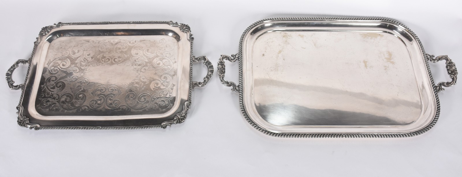 Duas grandes bandejas com alças de metal prateado, bordas trabalhadas. - foto 1 de 5