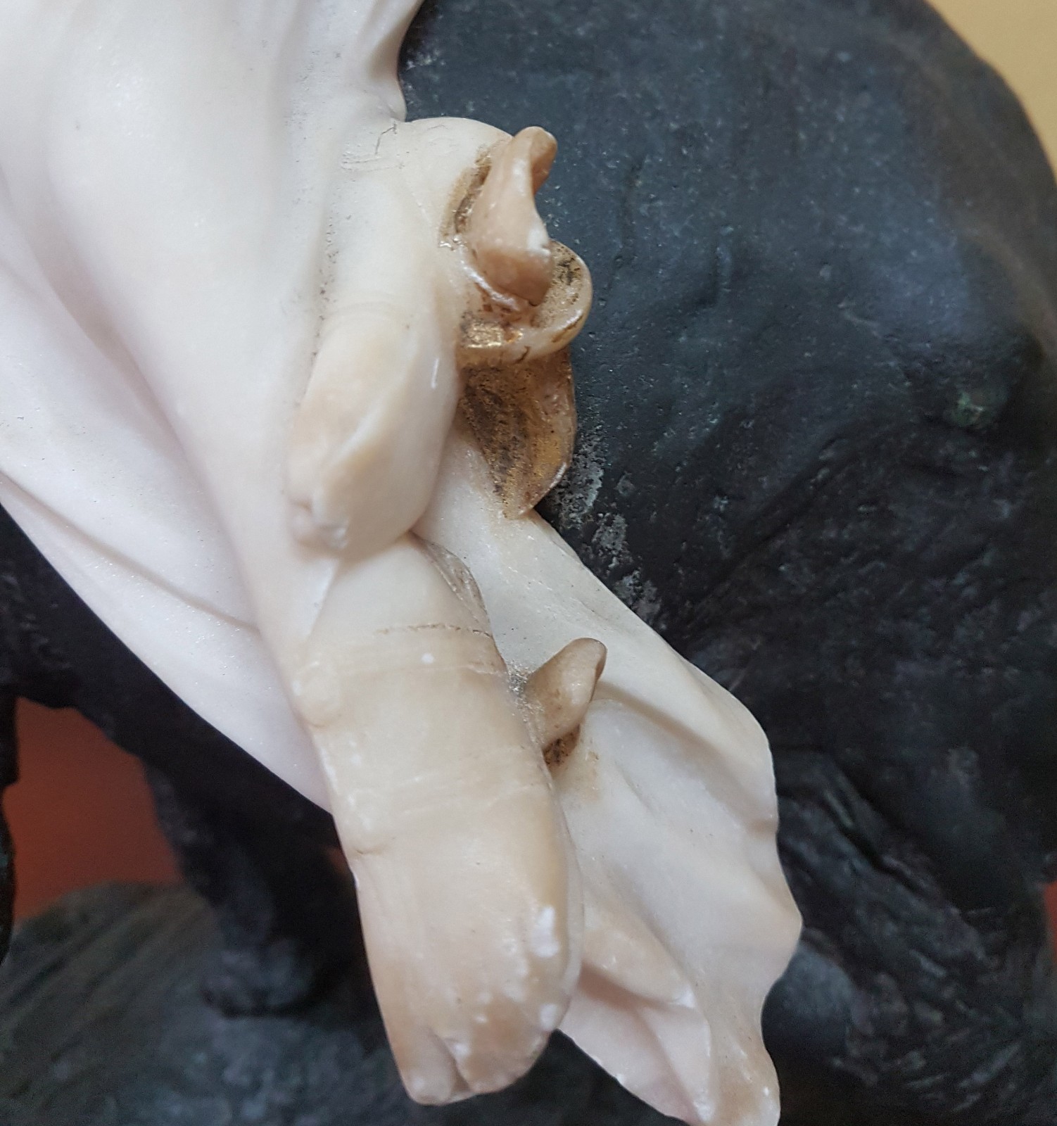 Escultura representando "Figura feminina de mármore sobre elefante de... - foto 7 de 7