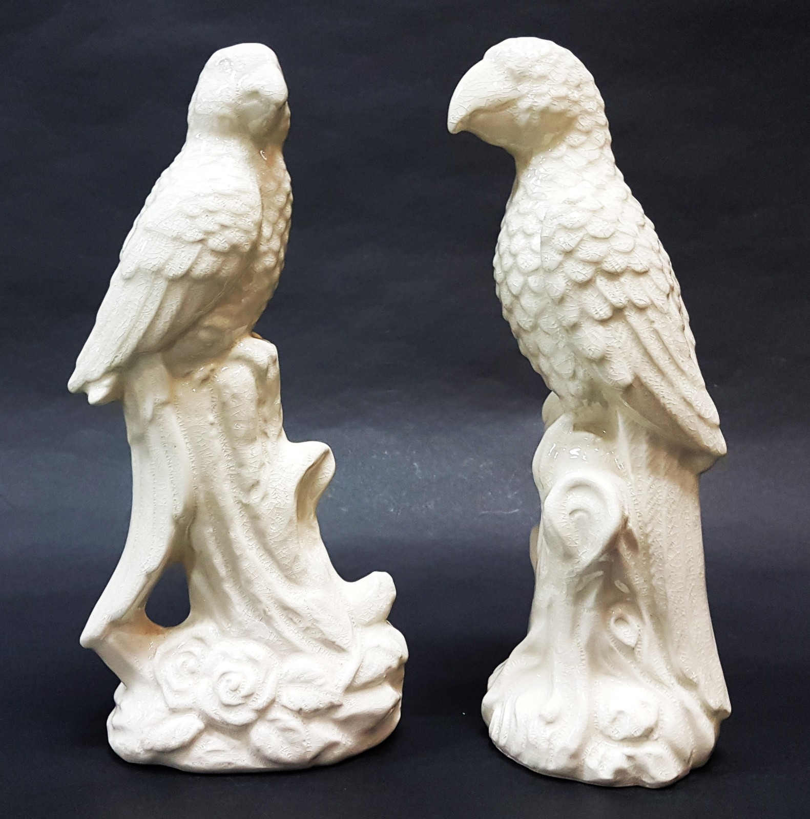 Duas estatuetas de cerâmica branca representando Papagaios. - foto 1 de 5