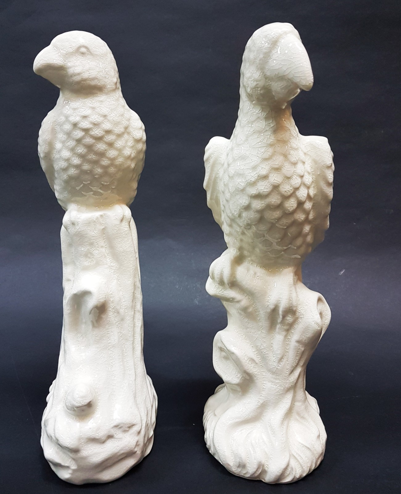 Duas estatuetas de cerâmica branca representando Papagaios. - foto 2 de 5