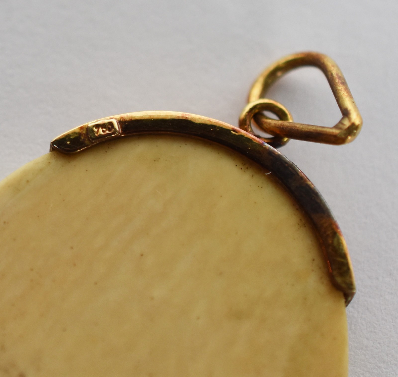 Dois broches sendo um camafeu de coral e um de marfim com bordas de... - foto 3 de 3