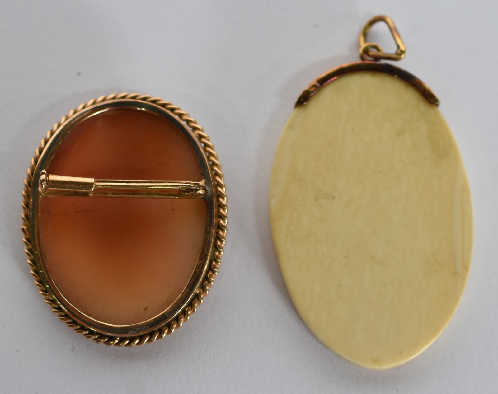 Dois broches sendo um camafeu de coral e um de marfim com bordas de... - foto 2 de 3