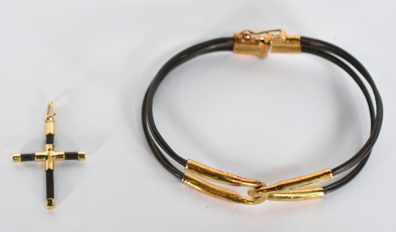Pulseira rabo de elefante com ouro 18 k e pendente de cruz (Por... - foto 1 de 3