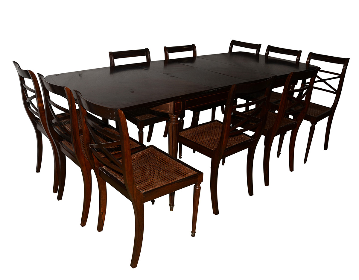 Mesa de jantar de madeira nobre estilo ingles, com dez cadeiras...