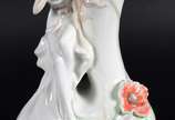 Vaso de porcelana americana no estilo Art Nouve... - Vaso de porcelana americana no estilo Art Nouveau com figura feminina e flores em relevo policromado. Marca na base Unicorn Studio.