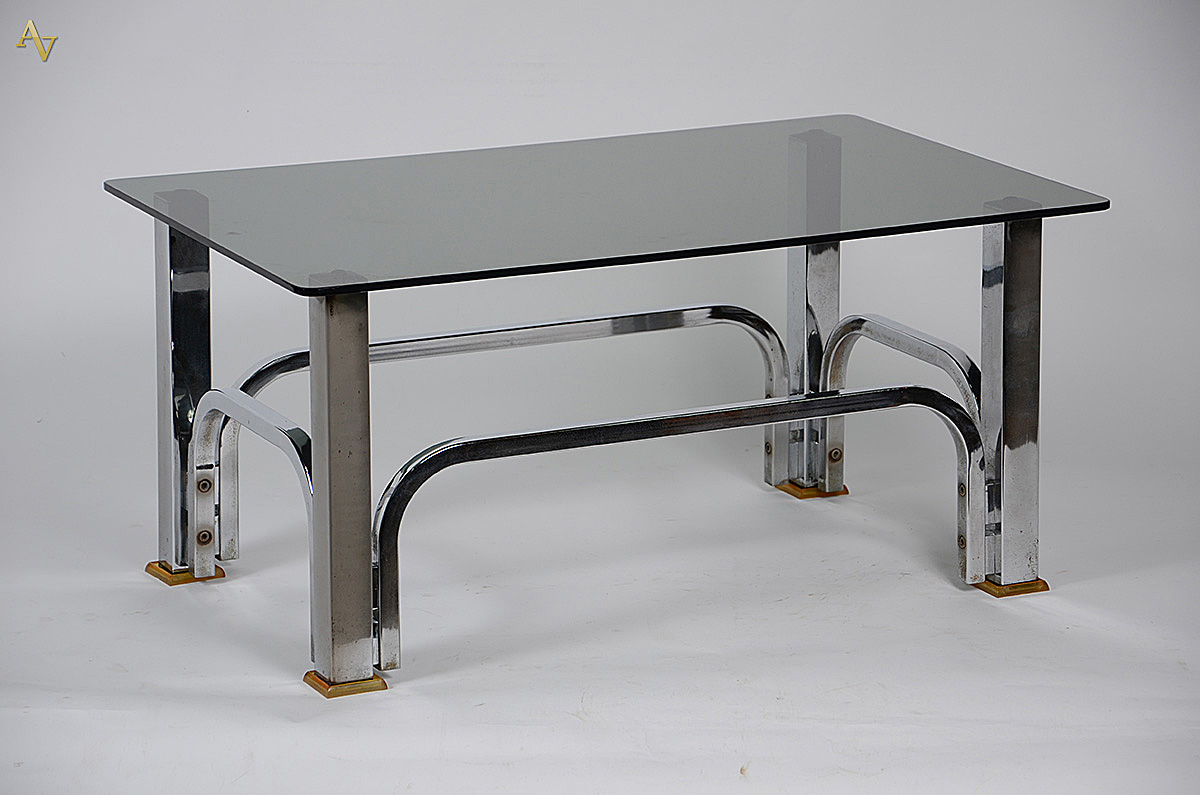 Mesa de centro cromada com tampo de vidro. Medidas 72 x 42 x 36,5 cm