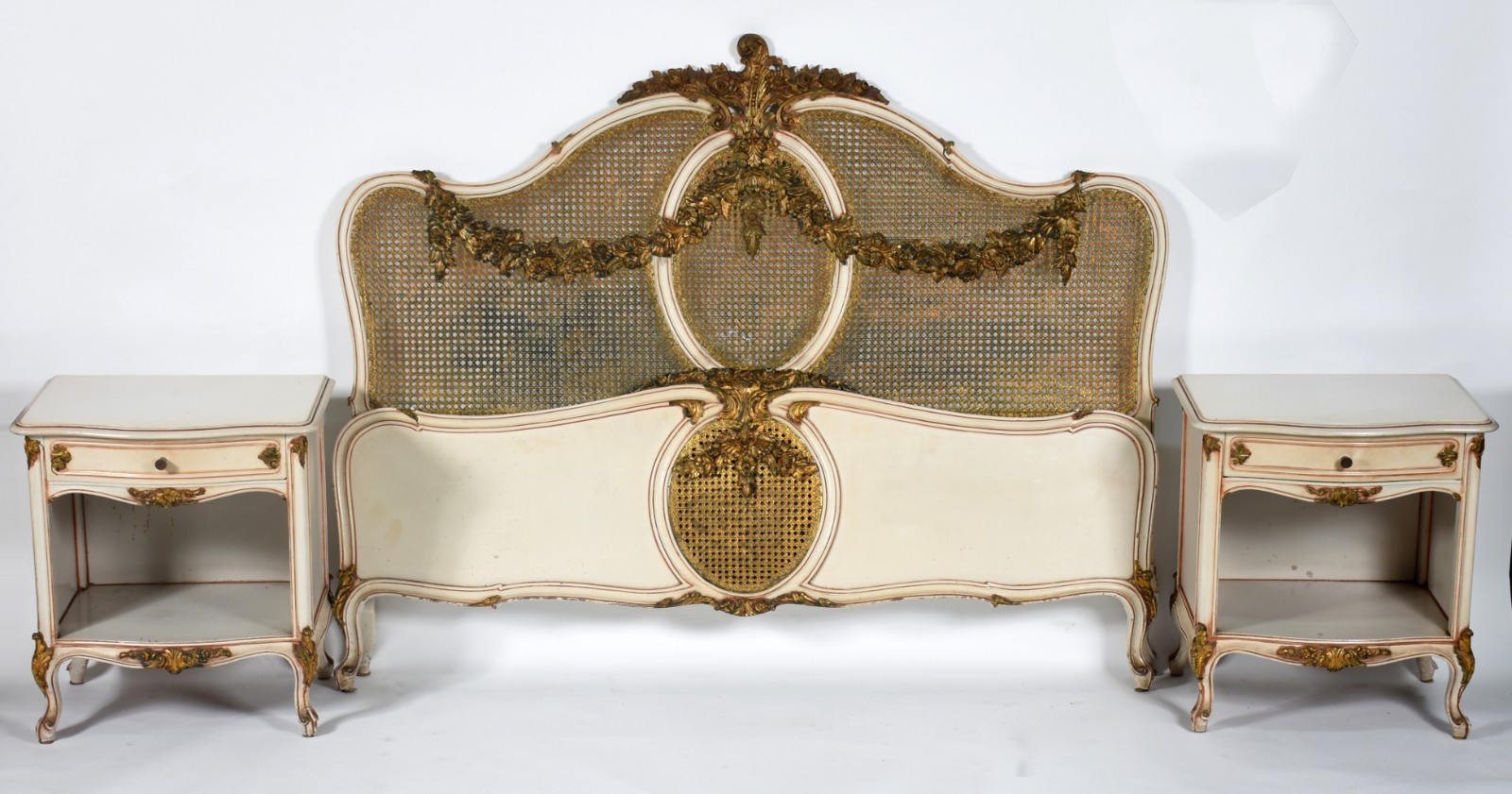 Cama de casal de madeira patinada, guirlandas entalhadas com realces... - foto 1 de 8