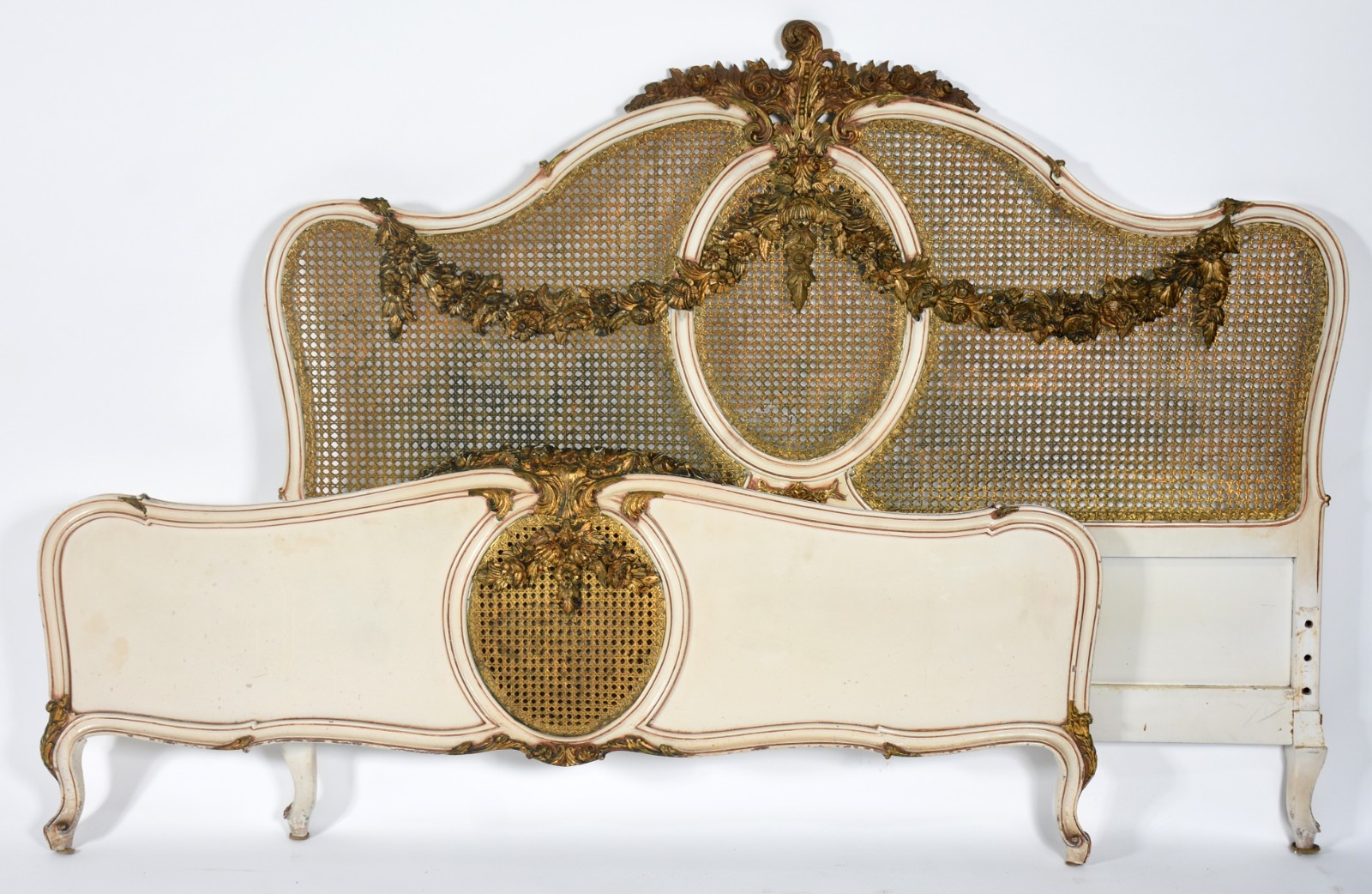 Cama de casal de madeira patinada, guirlandas entalhadas com realces... - foto 2 de 8