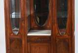 Móvel vitrine de madeira nobre parquetada com d... - Móvel vitrine de madeira nobre parquetada com duas portas laterais com vidros ovais bisotados, prateleiras internas, parte central com portinha ...