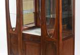 Móvel vitrine de madeira nobre parquetada com d... - Móvel vitrine de madeira nobre parquetada com duas portas laterais com vidros ovais bisotados, prateleiras internas, parte central com portinha ...