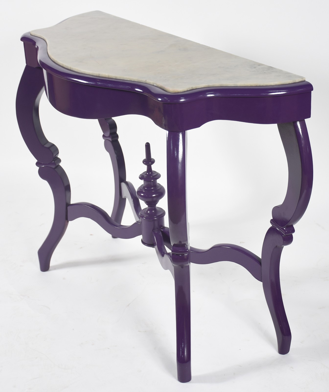 Console de madeira nobre estilo Luis Felipe, pintado na cor lilás com... - foto 1 de 4