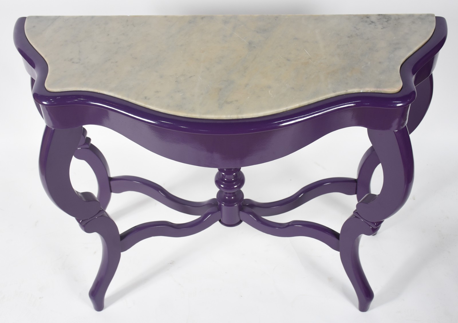 Console de madeira nobre estilo Luis Felipe, pintado na cor lilás com... - foto 3 de 4