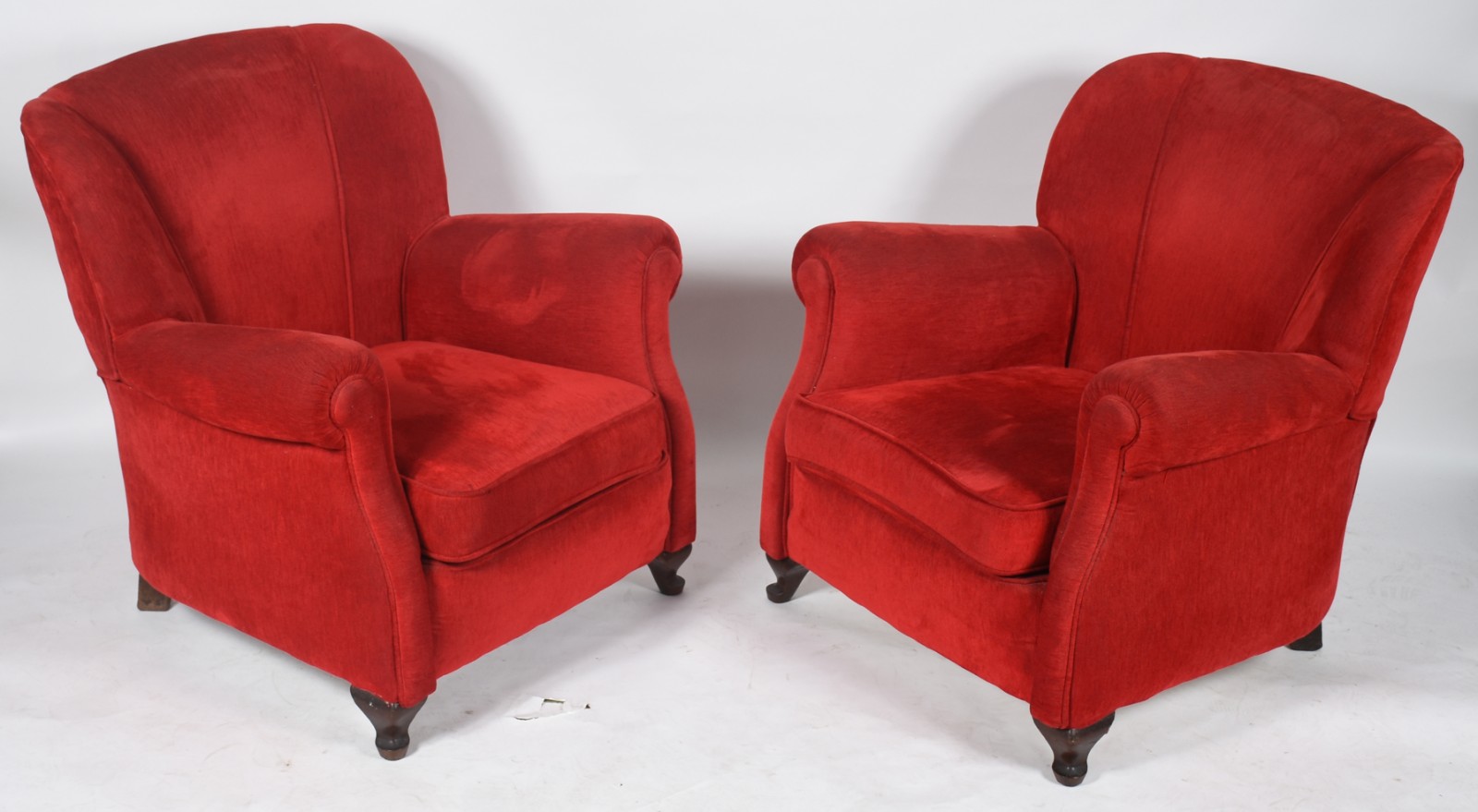 Par de poltronas estofadas e forradas de tecido vermelho, pés de... - foto 1 de 4