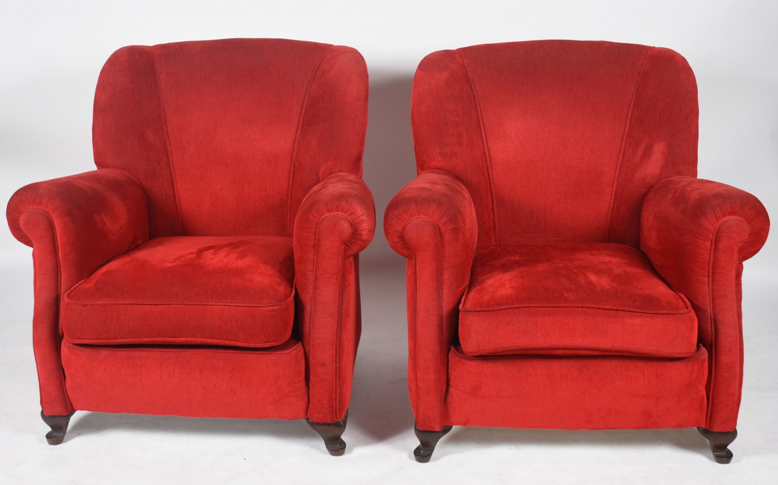 Par de poltronas estofadas e forradas de tecido vermelho, pés de... - foto 2 de 4