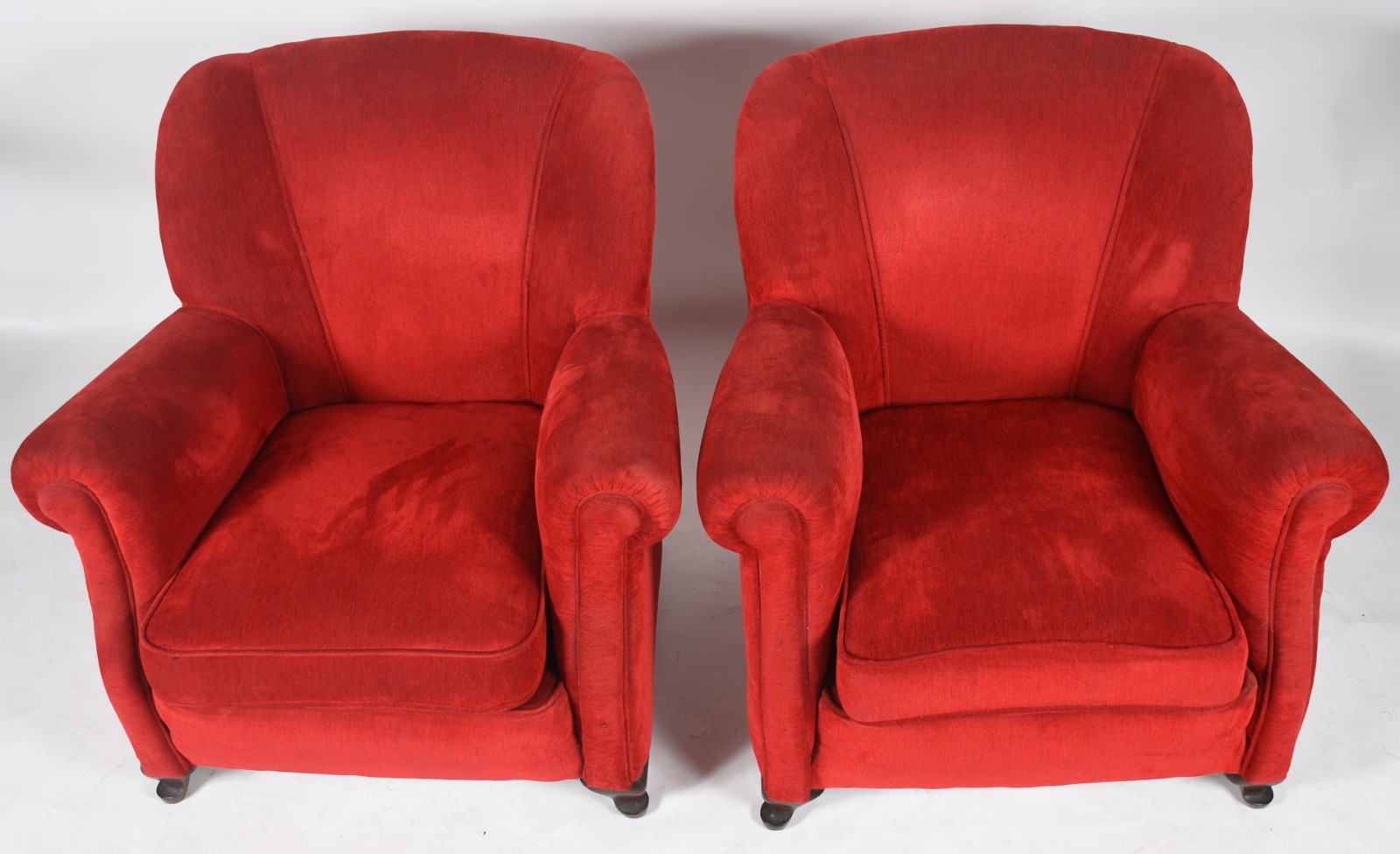 Par de poltronas estofadas e forradas de tecido vermelho, pés de... - foto 3 de 4
