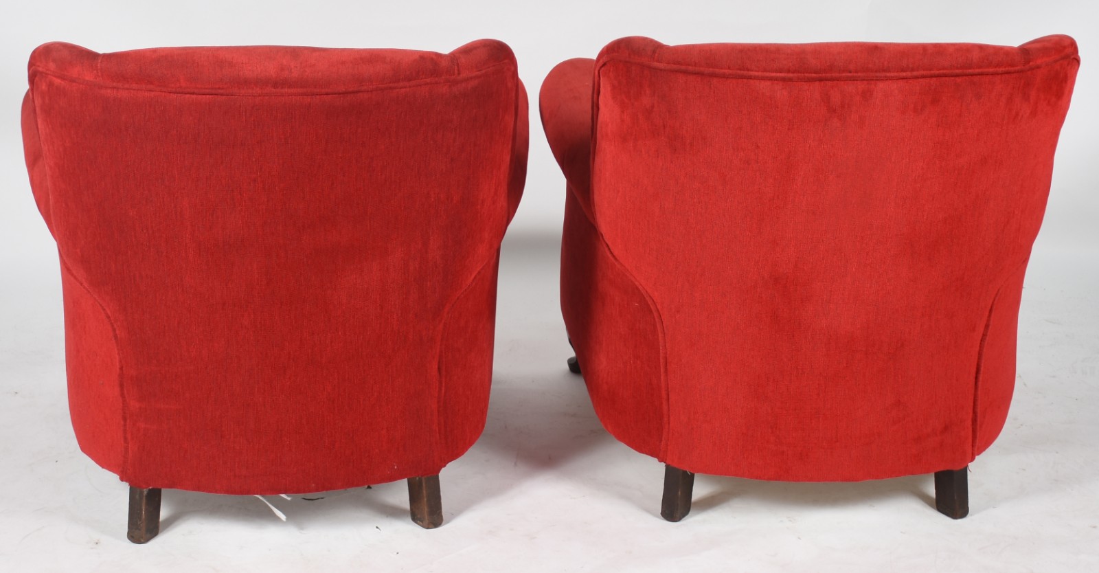 Par de poltronas estofadas e forradas de tecido vermelho, pés de... - foto 4 de 4