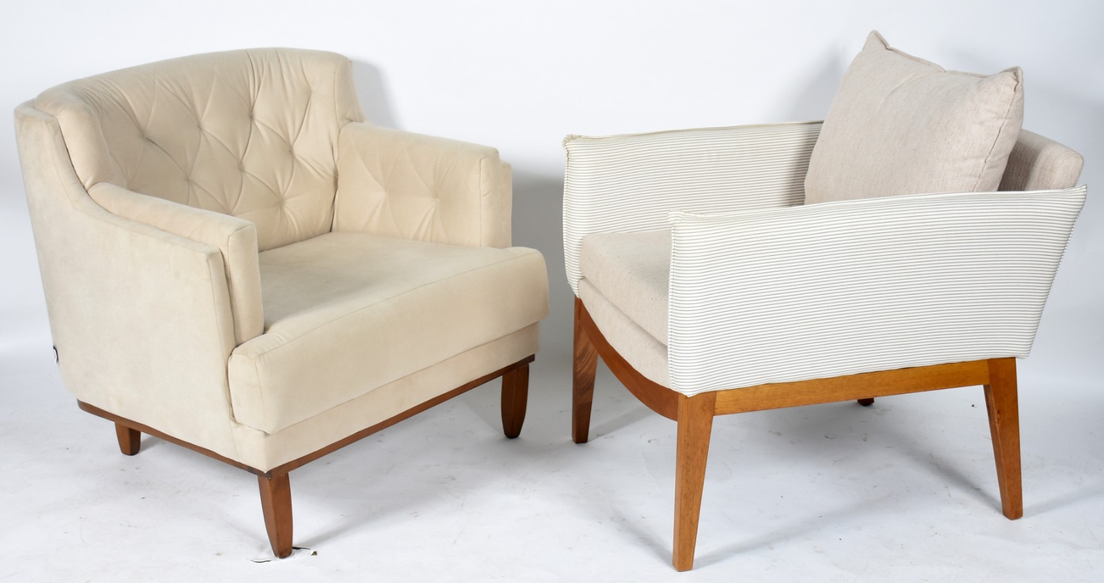 Duas poltronas estofadas e forradas com tecido bege, pés de madeira... - foto 1 de 4